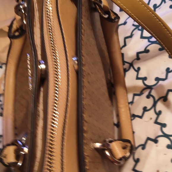 Guess satchel like new signature - Picture 8 of 16